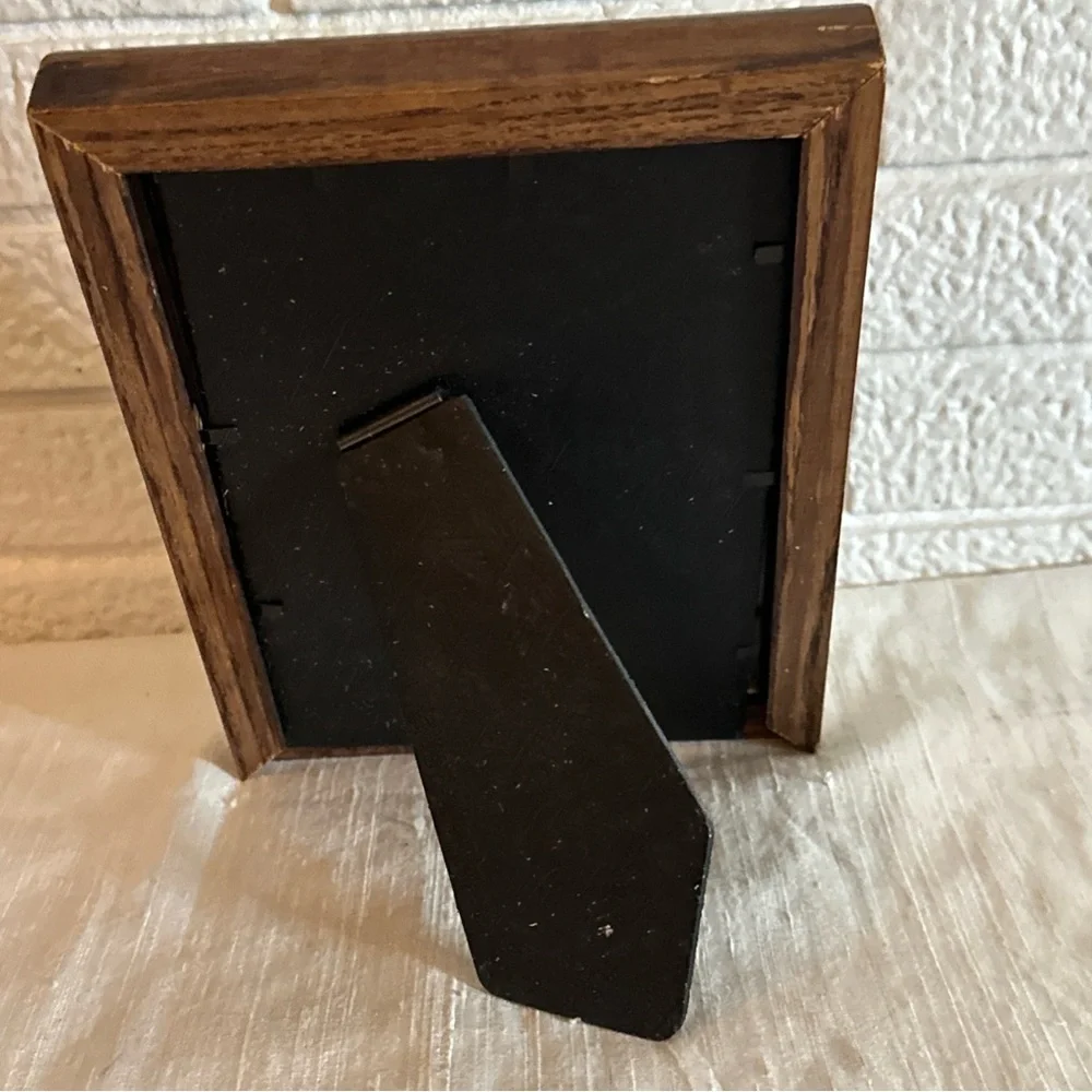 VINTAGE Ornate WOOD Picture Frame BROWN FREE STANDING NON GLARE GLASS 5X7